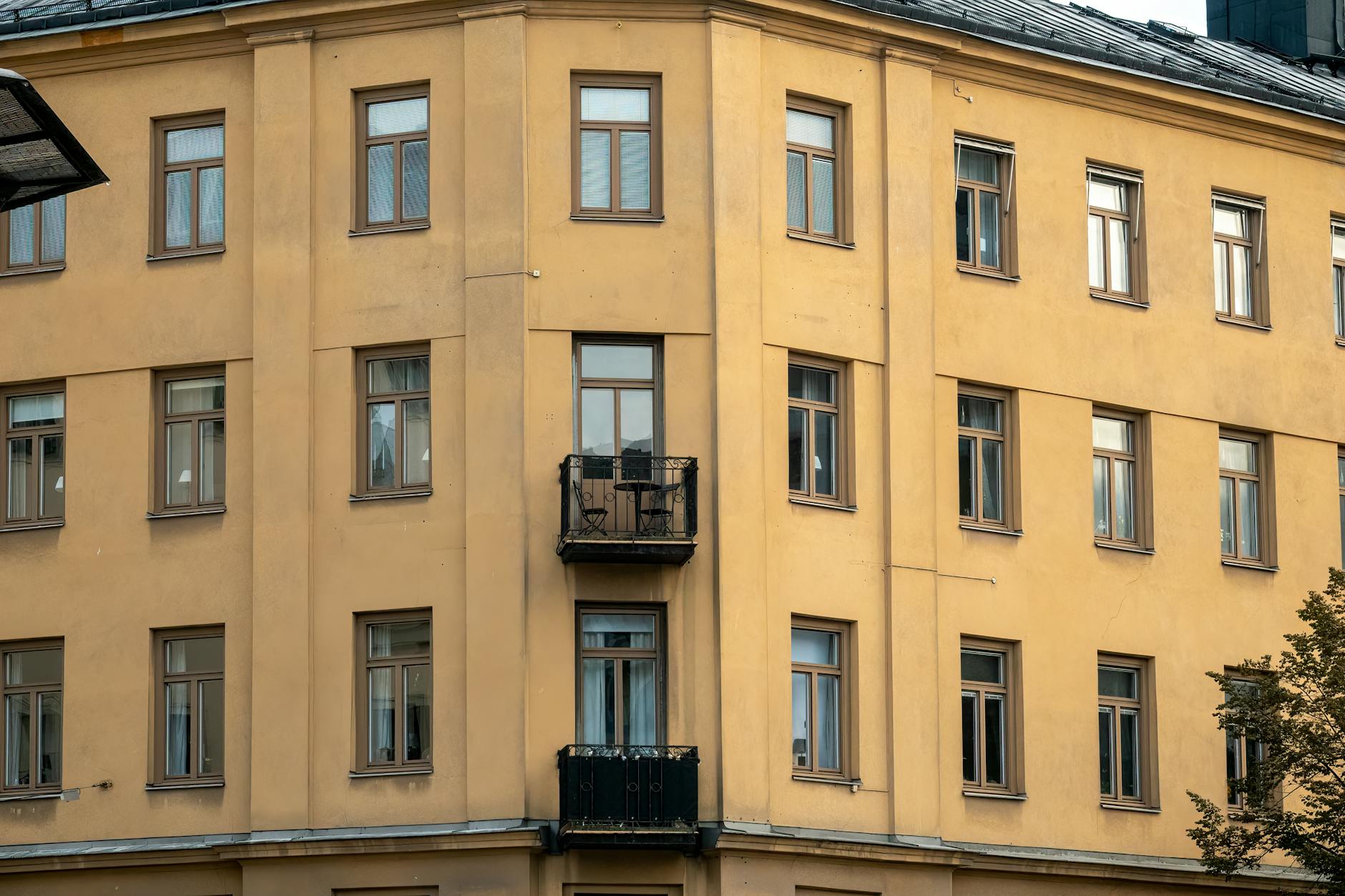 Fönsterputsning i stockholm: pris, säsong och praktiska tips