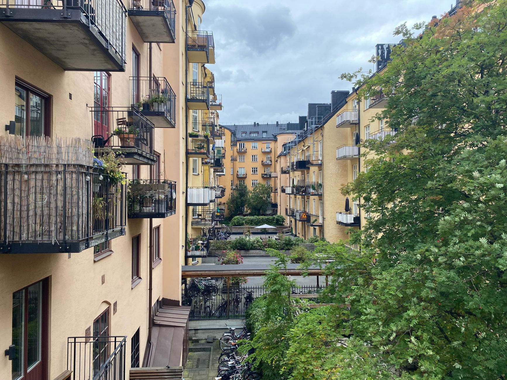 Effektiv städning med RUT-avdrag i Stockholm: En rum-för-rum-guide